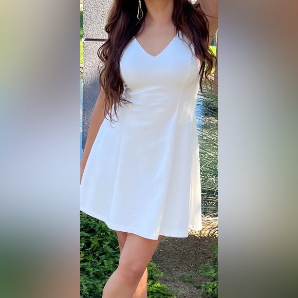 GUESS Womens White Sleeveless Embossed Dress - Picture 13 of 13